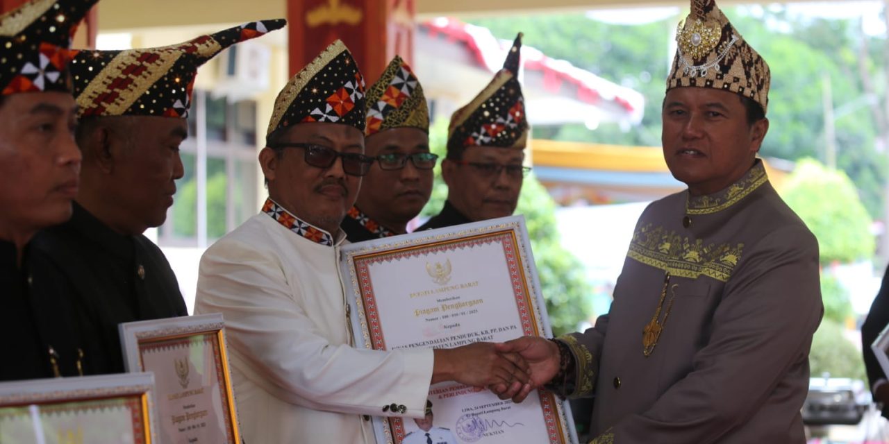 Ramah Tamah Peringatan Hut ke-32 Lambar, Nukman Serahkan Puluhan Penghargaan Prestasi.