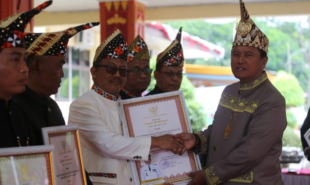 Ramah Tamah Peringatan Hut ke-32 Lambar, Nukman Serahkan Puluhan Penghargaan Prestasi.