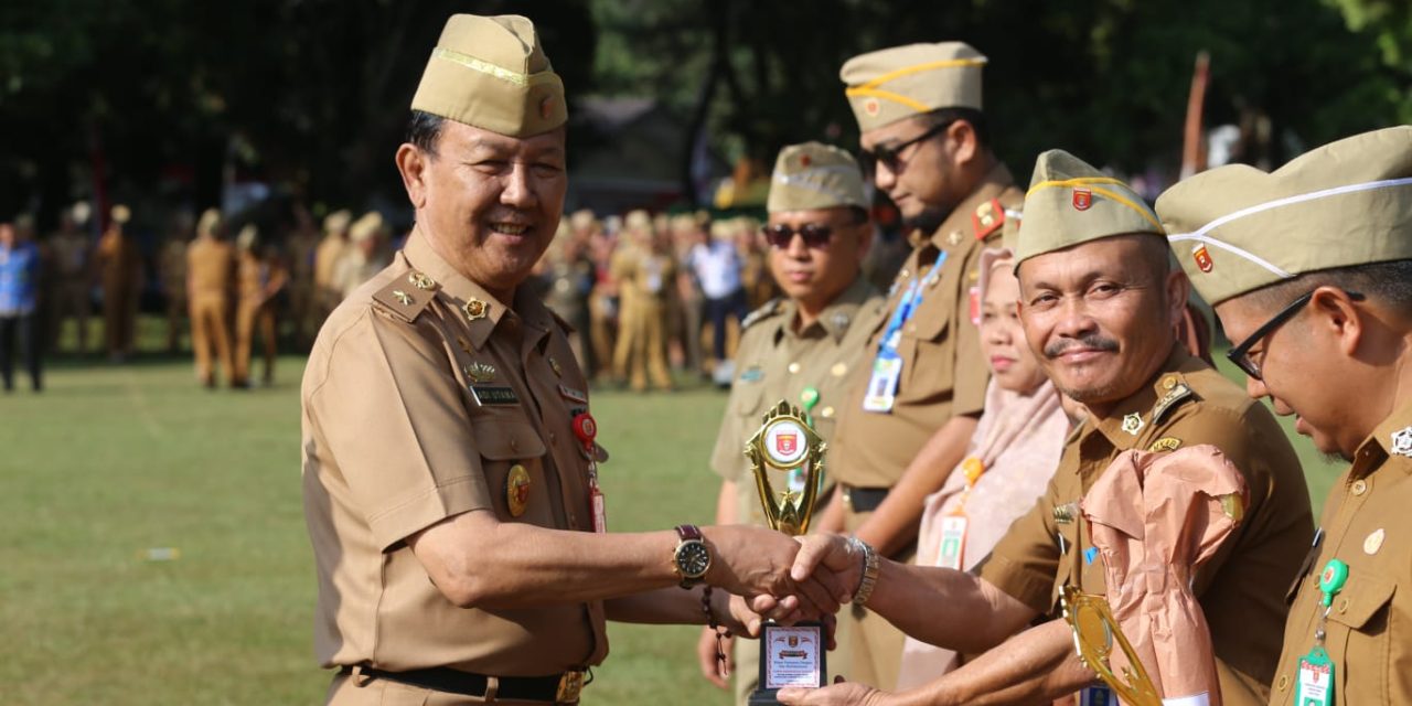 Usai Ikuti Upacara Mingguan Pj. Sekda Lambar Bagikan Hadiah Lomba Kebersihan.
