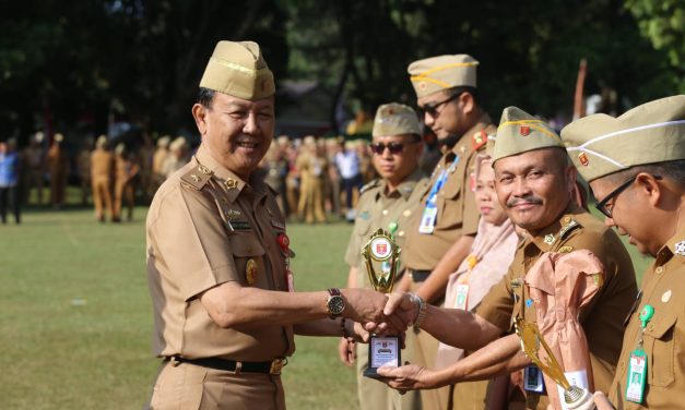 Usai Ikuti Upacara Mingguan Pj. Sekda Lambar Bagikan Hadiah Lomba Kebersihan.