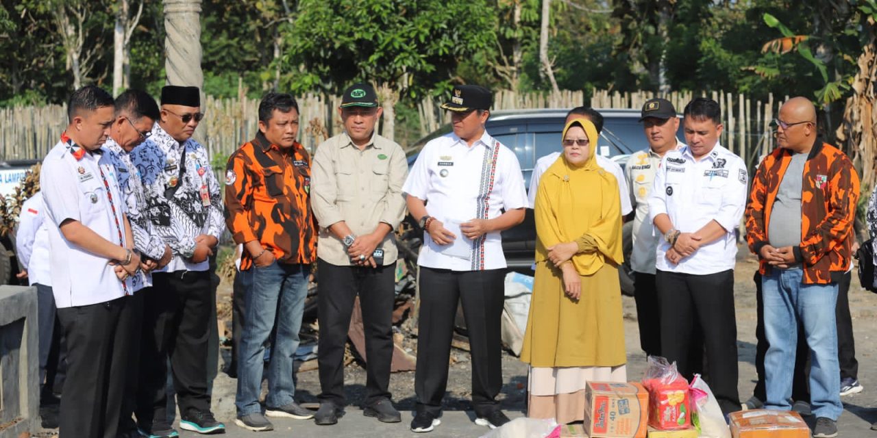 Pj. Bupati Lampung Barat serahkan bantuan musibah kebakaran di Pekon Way Empulaulu