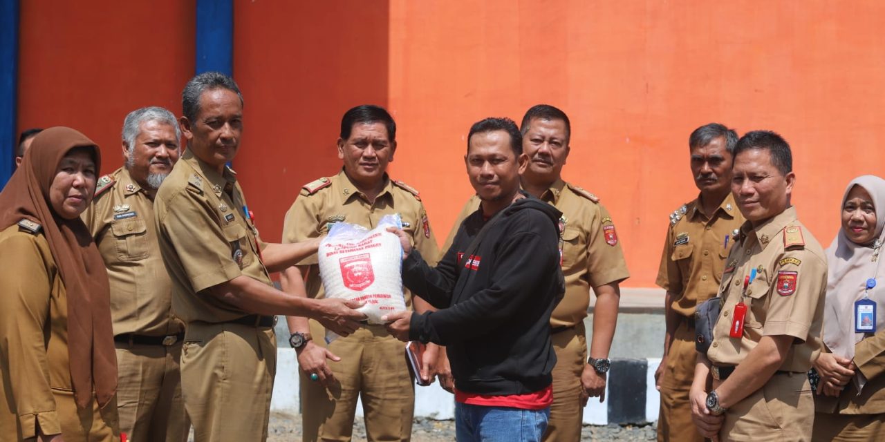 Pemkab Lambar Bagikan Empat Ton Beras Kepada Masyarakat Terdampak El- Nino.