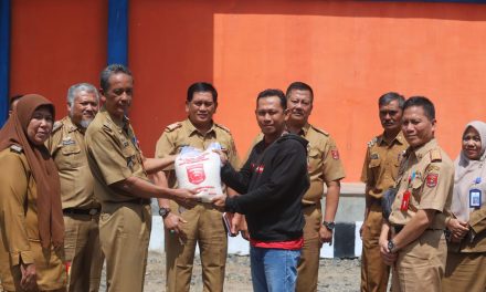 Pemkab Lambar Bagikan Empat Ton Beras Kepada Masyarakat Terdampak El- Nino.