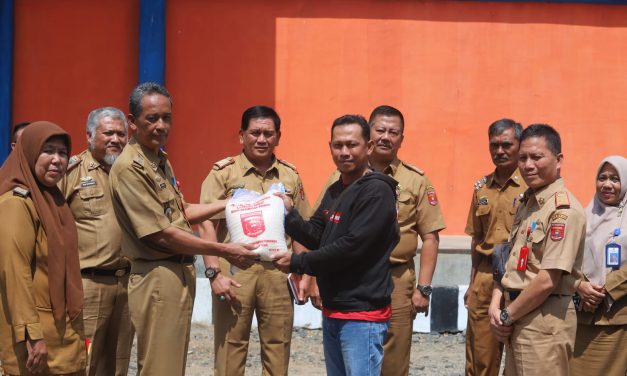 Pemkab Lambar Bagikan Empat Ton Beras Kepada Masyarakat Terdampak El- Nino.