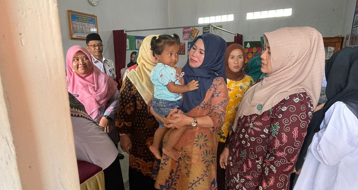 Ketua TP-PKK Ny. Zelda Naturi Nukman Lakukan Monitoring Sekaligus Pembinaan Kader Posyandu Kenanga 1.