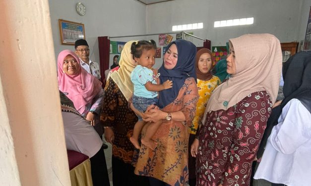 Ketua TP-PKK Ny. Zelda Naturi Nukman Lakukan Monitoring Sekaligus Pembinaan Kader Posyandu Kenanga 1.