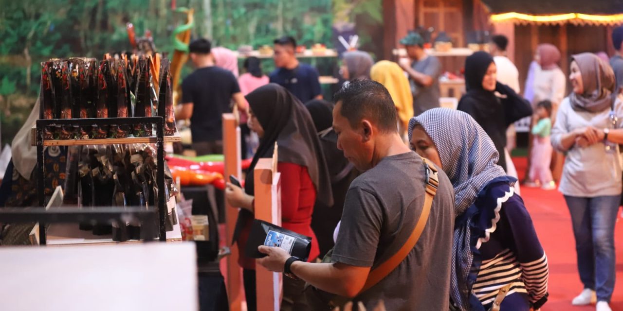 Malam Terakhir PRL 2023, Ratusan Masyarakat Memadati Anjungan Kabupaten Lambar.