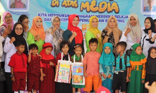 Bunda Paud Lambar Dra. Zelda Naturi Nukman hadiri acara melukis diatas media