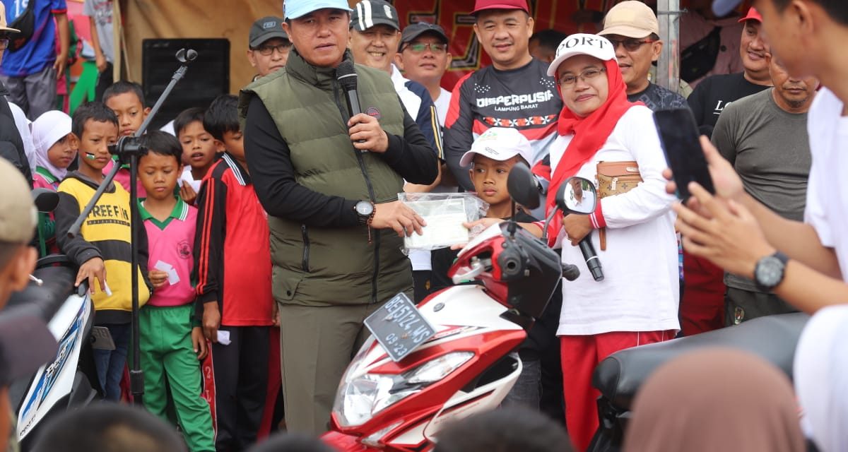 Ikuti Jalan Sehat 2 Warga Balik Bukit Dapat Doorprize Sepada Motor.