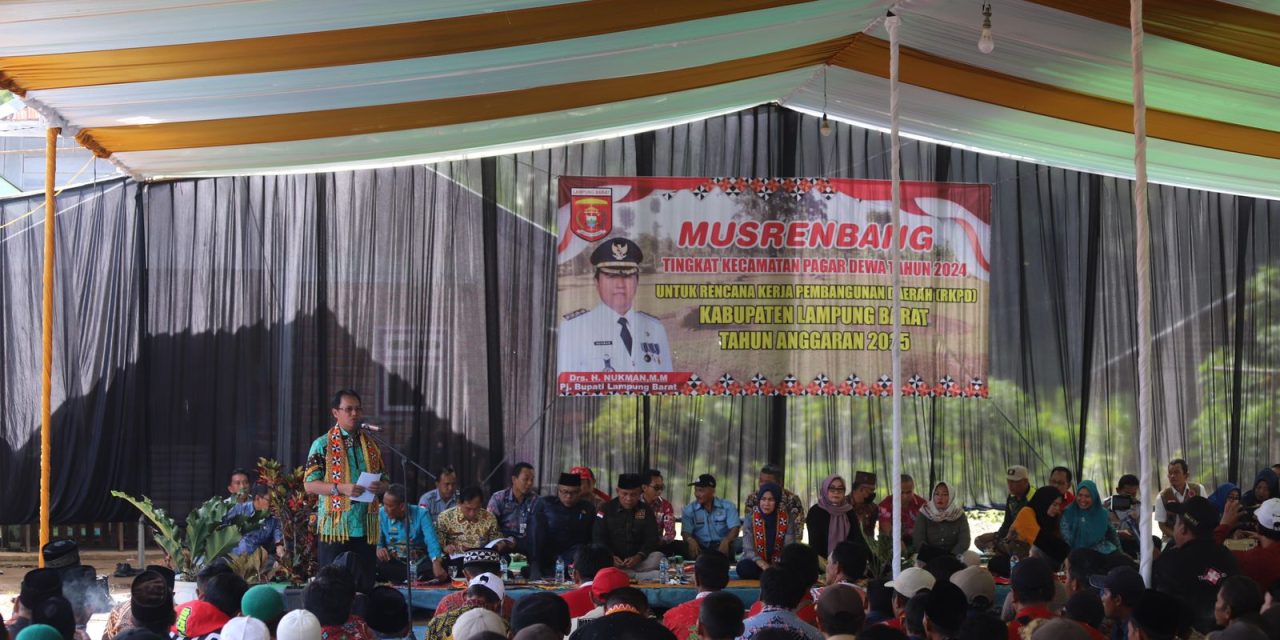 Pj. Bupati Lampung Barat bahas program prioritas pembangunan di Kecamatan Pagar Dewa.