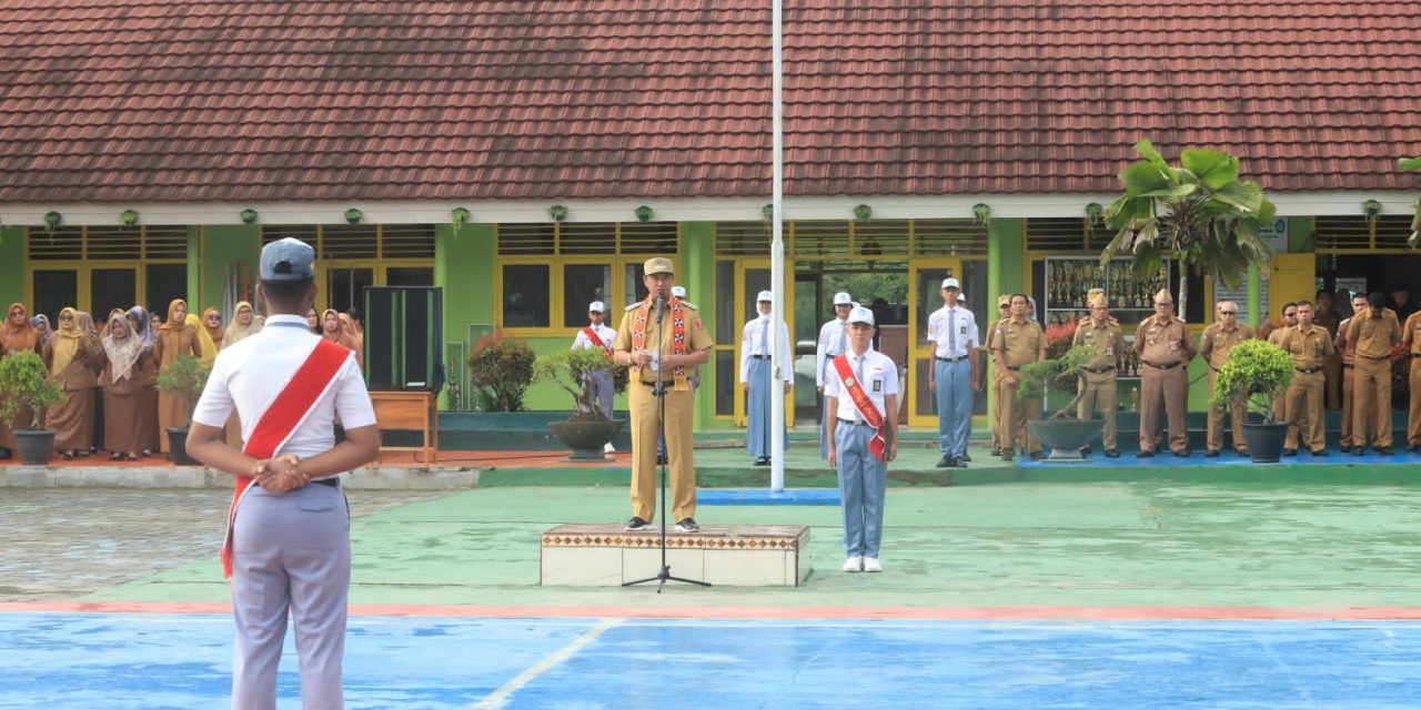Hadir di SMAN 1 Liwa, Pj. Bupati Lambar Jadi Pembina Upacara: Ingatkan Siswa Bijak Bermedia Sosial.