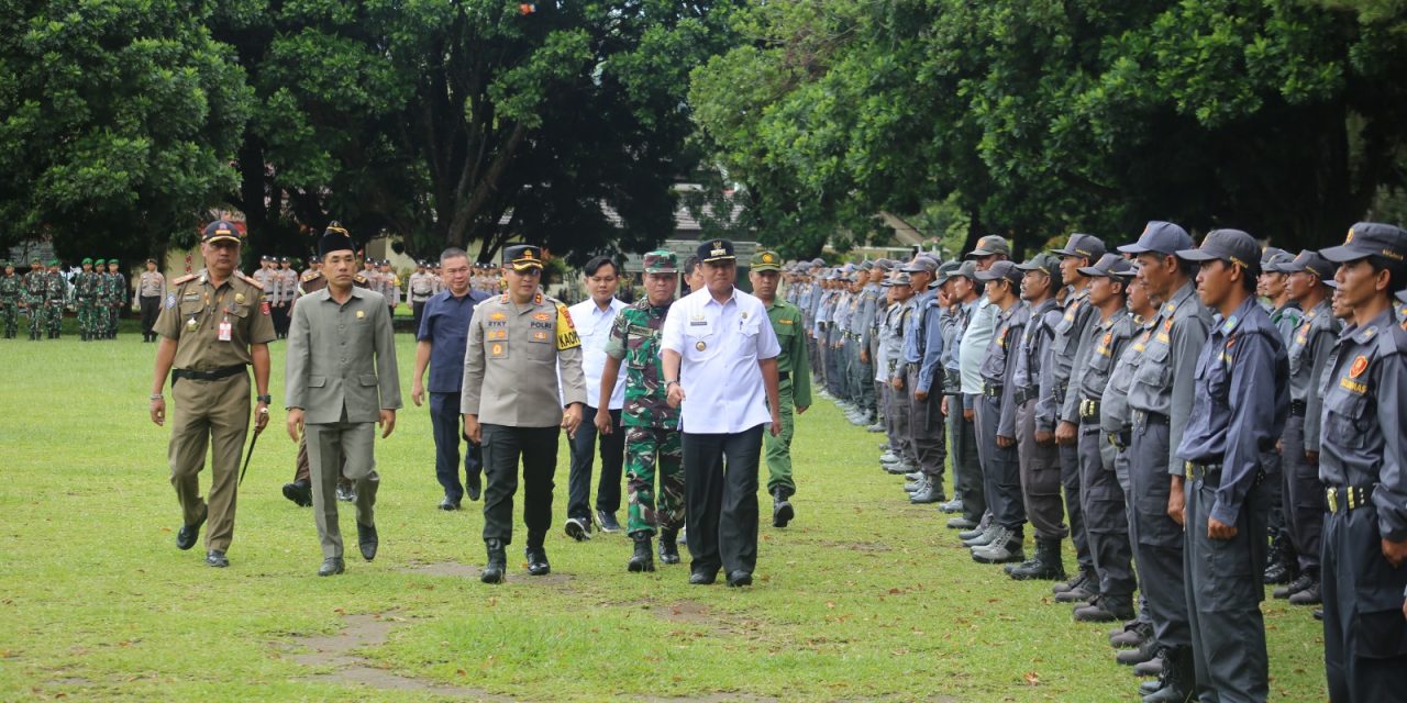 Pj. Bupati Nukman tandatangani berita acara serah terima 2.294 Anggota Linmas dengan KPU Lampung Barat