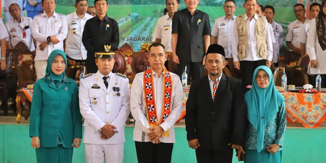Pj. Bupati Nukman Saksikan Serah Terima Jabatan Camat Sukau.
