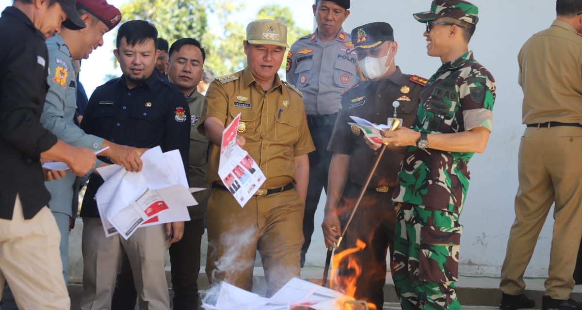Pj. Bupati Nukman lakukan pemusnahan kelebihan surat suara Pemilu dan meninjau kesiapan TPS di tiga Kecamatan