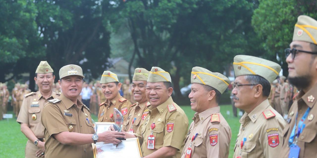 Pj. Bupati Nukman Serahkan Penghargaan Laporan Capaian Kinerja Penyerapan Anggaran.