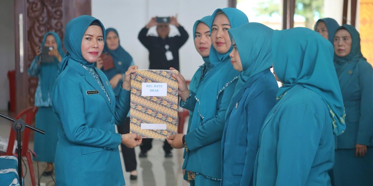 Ketua TP PKK Zelda Naturi Nukman Lantik Ketua TP PKK Kecamatan Wilayah Lampung Barat.
