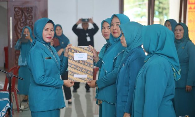 Ketua TP PKK Zelda Naturi Nukman Lantik Ketua TP PKK Kecamatan Wilayah Lampung Barat.