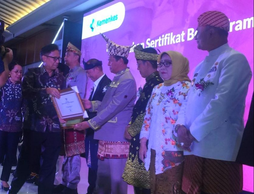 Pj. Bupati Lambar Nukman terima Sertifikat Eradikasi Frambusia dari Kementrian Kesehatan Kemenkes RI