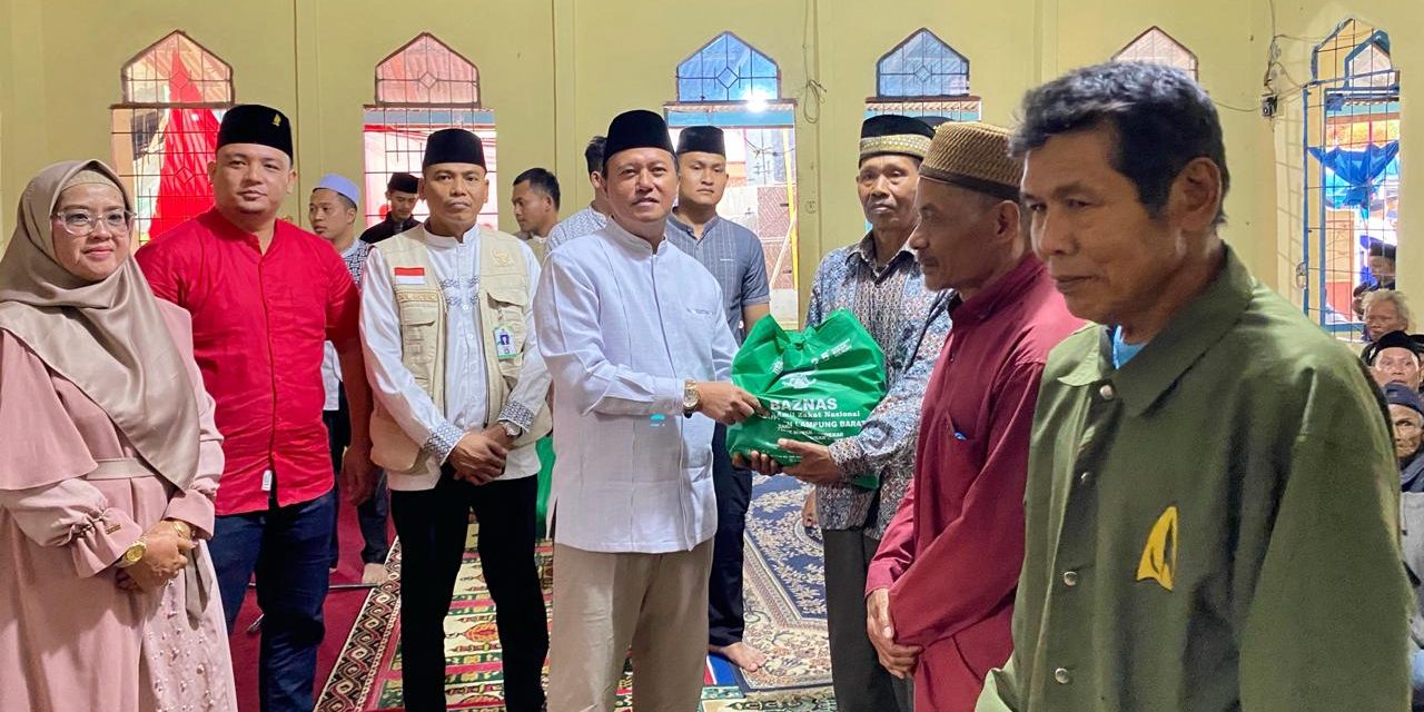 Lakukan Safari Ramadhan Perdana, Pj Bupati Nukman Serahkan 50 Paket Sembako.