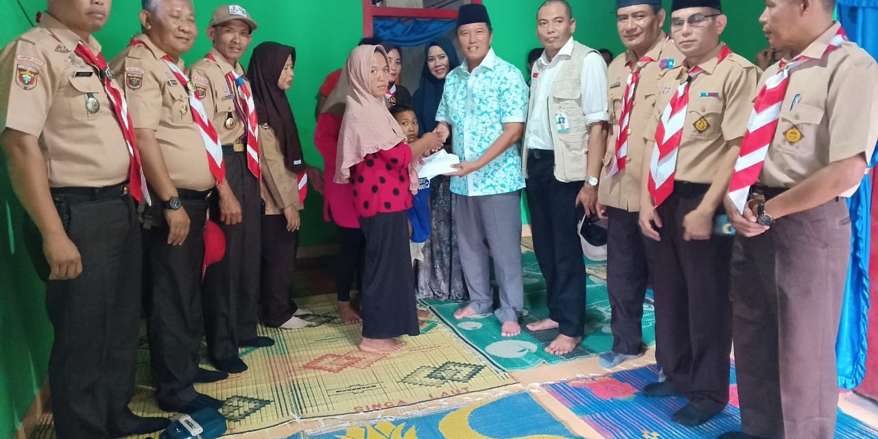 Pj. Bupati Nukman jenguk kondisi dua keluarga korban konflik satwa liar dengan manusia