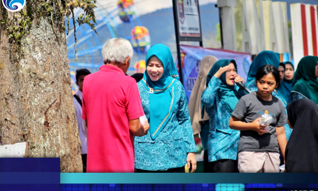 TP PKK Kabupaten Lampung Barat Bagikan 400 Takjil Kepada Pengguna Jalan