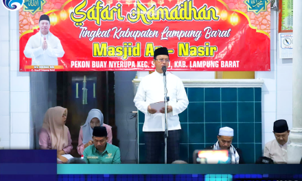 Safari Ramadhan di Pekon Buay Nyerupa, Pj. Bupati Nukman serahkan 50 paket sembako