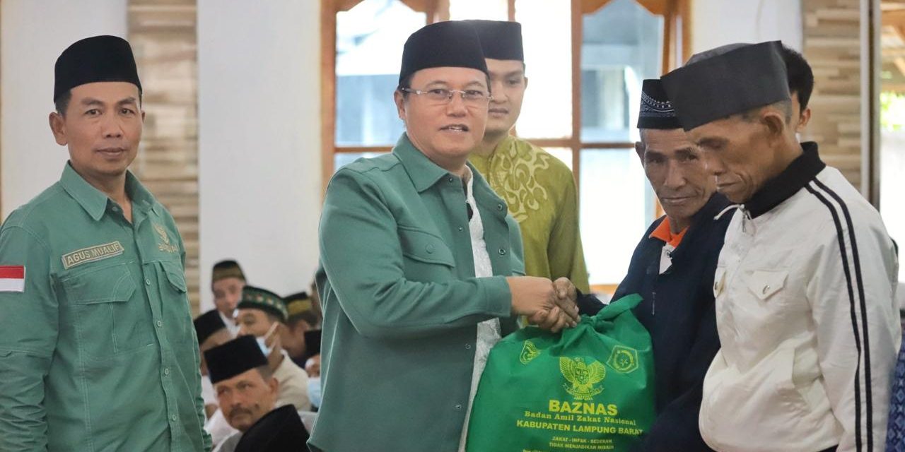 Pj Bupati Nukman Berikan Sejumlah Bantuan Di Kecamatan Batu Brak.