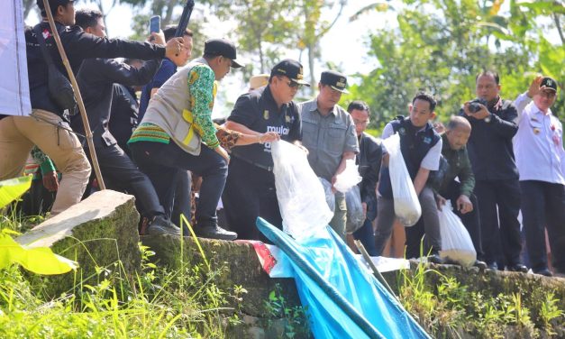 Pj Bupati Nukman Dampingi Gubernur Lampung Lakukan Penebaran Benih Ikan di Air Hitam