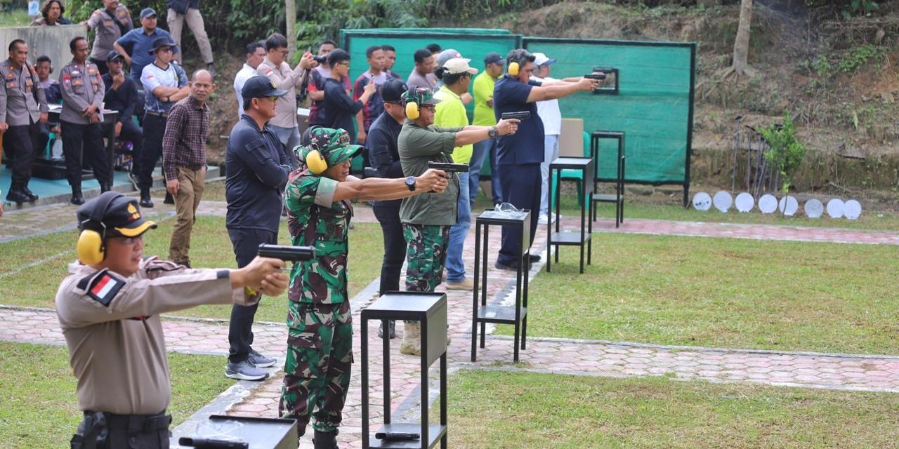 Penjabat Bupati Lampung Barat Berlatih Menembak Bersama Forkopimda
