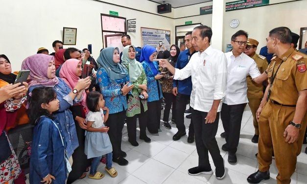 Presiden RI Ir. H. Joko Widodo tinjau RSUD Alimuddin Umar