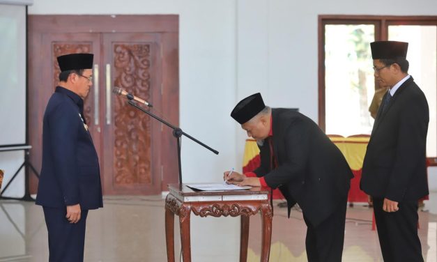 Pj. Bupati Nukman kukuhkan pengurus BUMD Kabupaten Lampung Barat Tahun 2024