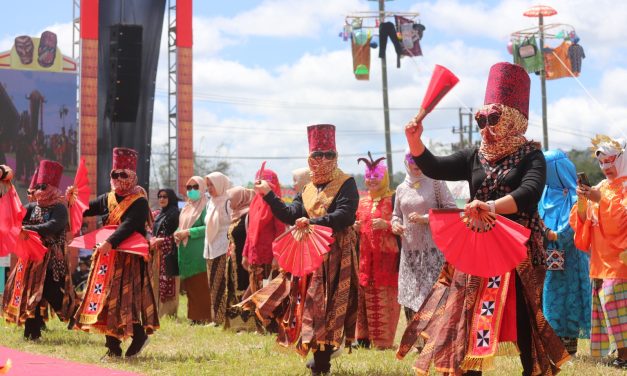 Puluhan Grup Sekura Unjuk Kebolehan Dihadapan Pj Bupati Lampung Barat Pada Hari Terakhir Festival Sekala Bekhak