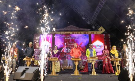 Ditandai Pemukulan Gemelan Festival Budaya Sekala Bekhak Ke X Resmi Ditutup Pj Bupati Lampung Barat.