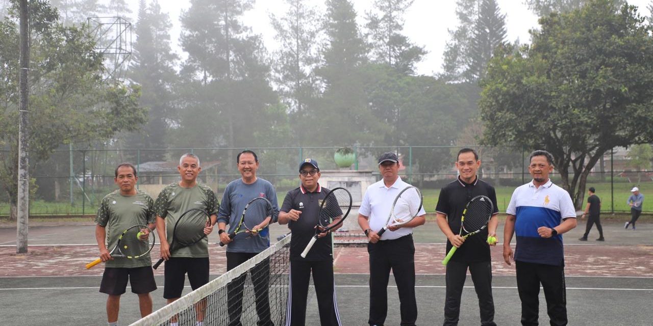 Hari Kedua Kunker, Pj Gubernur Samsudin Ditemani Pj Bupati Nukman Sempatkan Berolahraga Tenis Lapangan