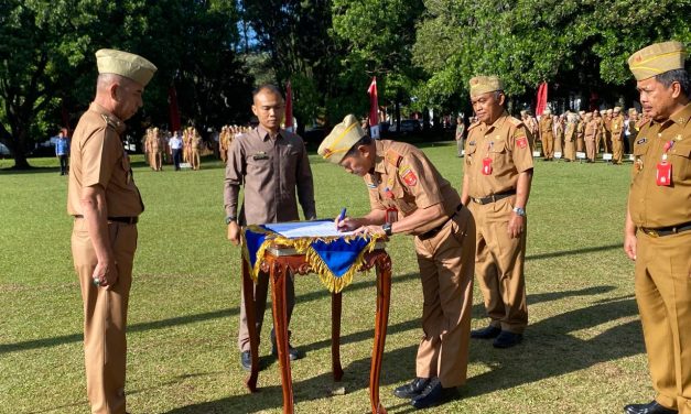 Upacara Mingguan, Pemkab Lambar Lakukan Penandatanganan Berita Acara Serah Terima Jabatan.