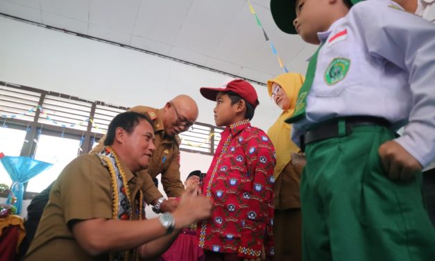 397 siswa kecamatan Belalau dan 365 siswa kecamatan Batu Ketulis terima seragam sekolah gratis