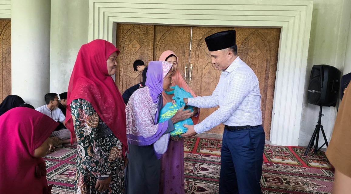 Pemkab Lambar serahkan santunan kepada 27 anak yatim/piatu dan 40 orang dhuafa