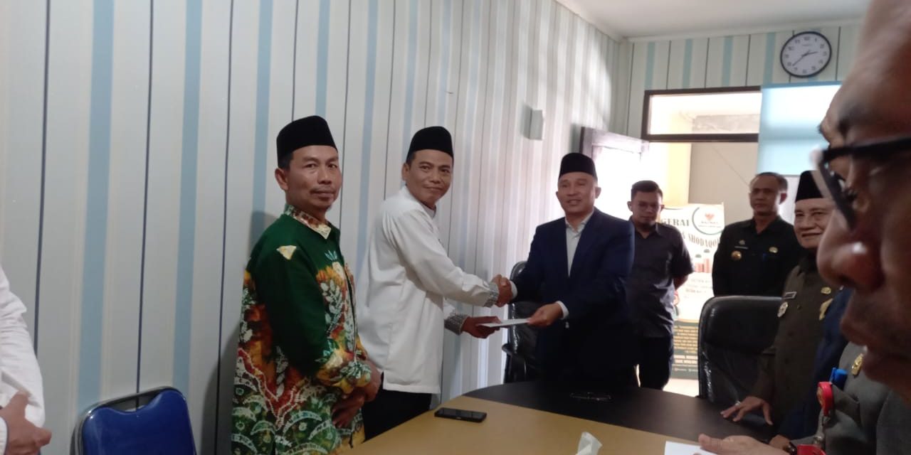 Bupati Lampung Barat Parosil Mabsus Tunaikan Zakat Fitrah Bersama Jajaran, Tegaskan Dukungan Untuk BAZNAS