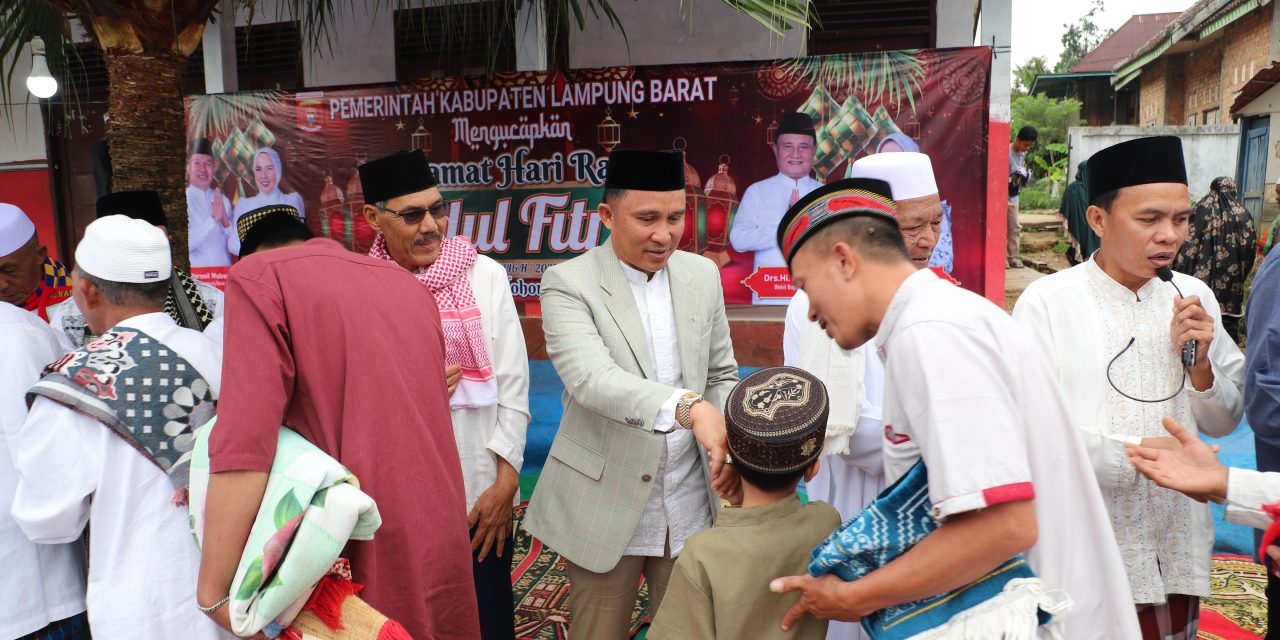 Parosil Mabsus Shalat Id di Pelataran SDN Tanjung Raya Way Tenong