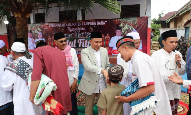 Parosil Mabsus Shalat Id di Pelataran SDN Tanjung Raya Way Tenong