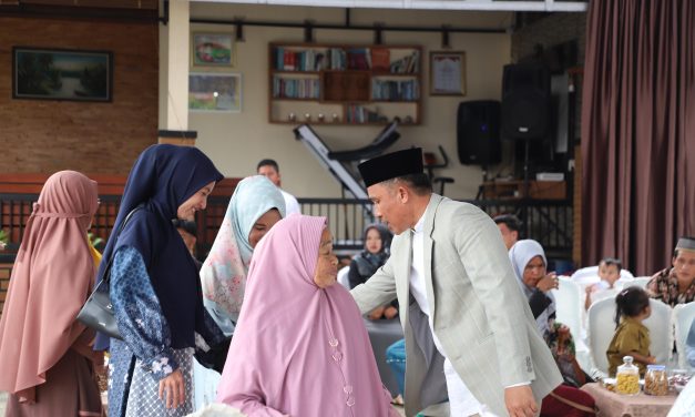 Merajut Kebersamaan di Hari Kemenangan, Bupati Lambar Open House di Kediamannya.