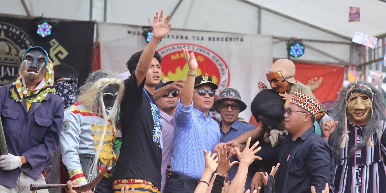 Bupati Lambar Parosil Mabsus Hipnotis Ratusan Sekura Dengan Lagu Layau