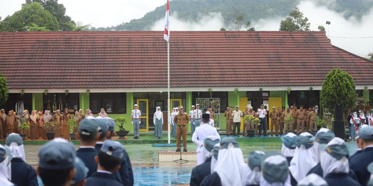 Jadi Pembina Upacara di SMAN 1 Liwa Parosil Mabsus paparkan beasiswa kedokteran gigi
