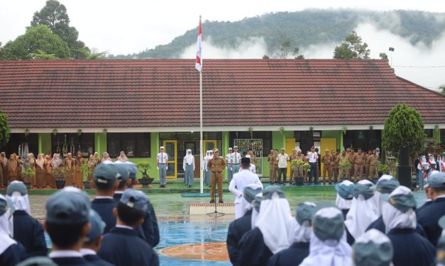 Jadi Pembina Upacara di SMAN 1 Liwa Parosil Mabsus paparkan beasiswa kedokteran gigi
