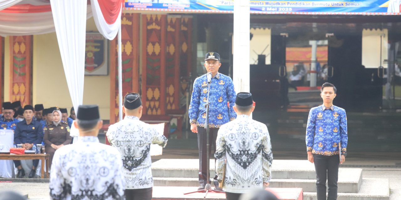 Pimpin Upacara Hardiknas Parosil Mabsus Berikan Sangsi Kepada Lima Kepala Sekolah Indisipliner