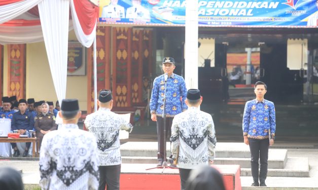 Pimpin Upacara Hardiknas Parosil Mabsus Berikan Sangsi Kepada Lima Kepala Sekolah Indisipliner