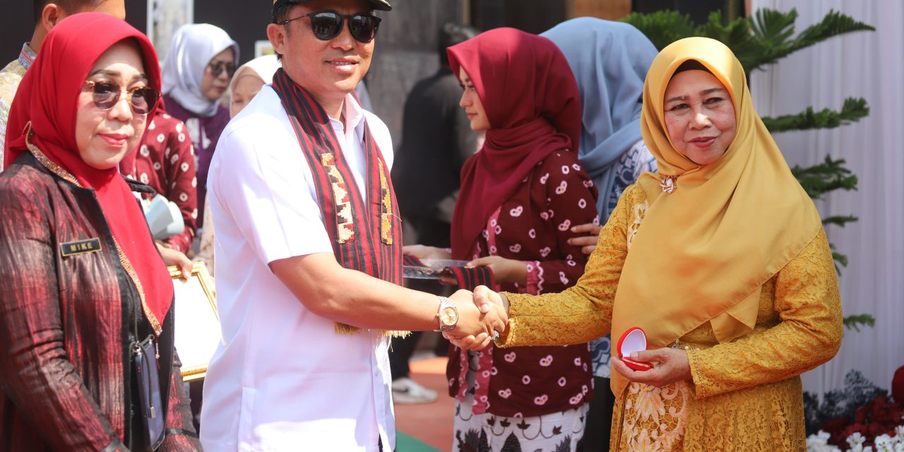 Parosil Mabsus Hadiahi Guru SMA-nya Umrah.