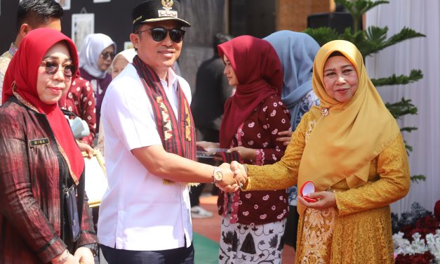 Parosil Mabsus Hadiahi Guru SMA-nya Umrah.