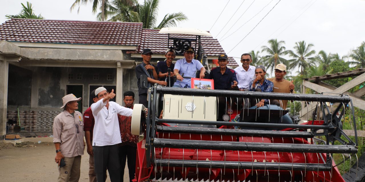 Dukung Swasembada Pangan, Bupati Parosil  Salurkan Bantuan Alat Pertanian Untuk Kelompok Tani di BNS