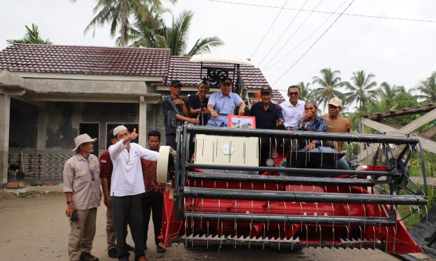 Dukung Swasembada Pangan, Bupati Parosil  Salurkan Bantuan Alat Pertanian Untuk Kelompok Tani di BNS